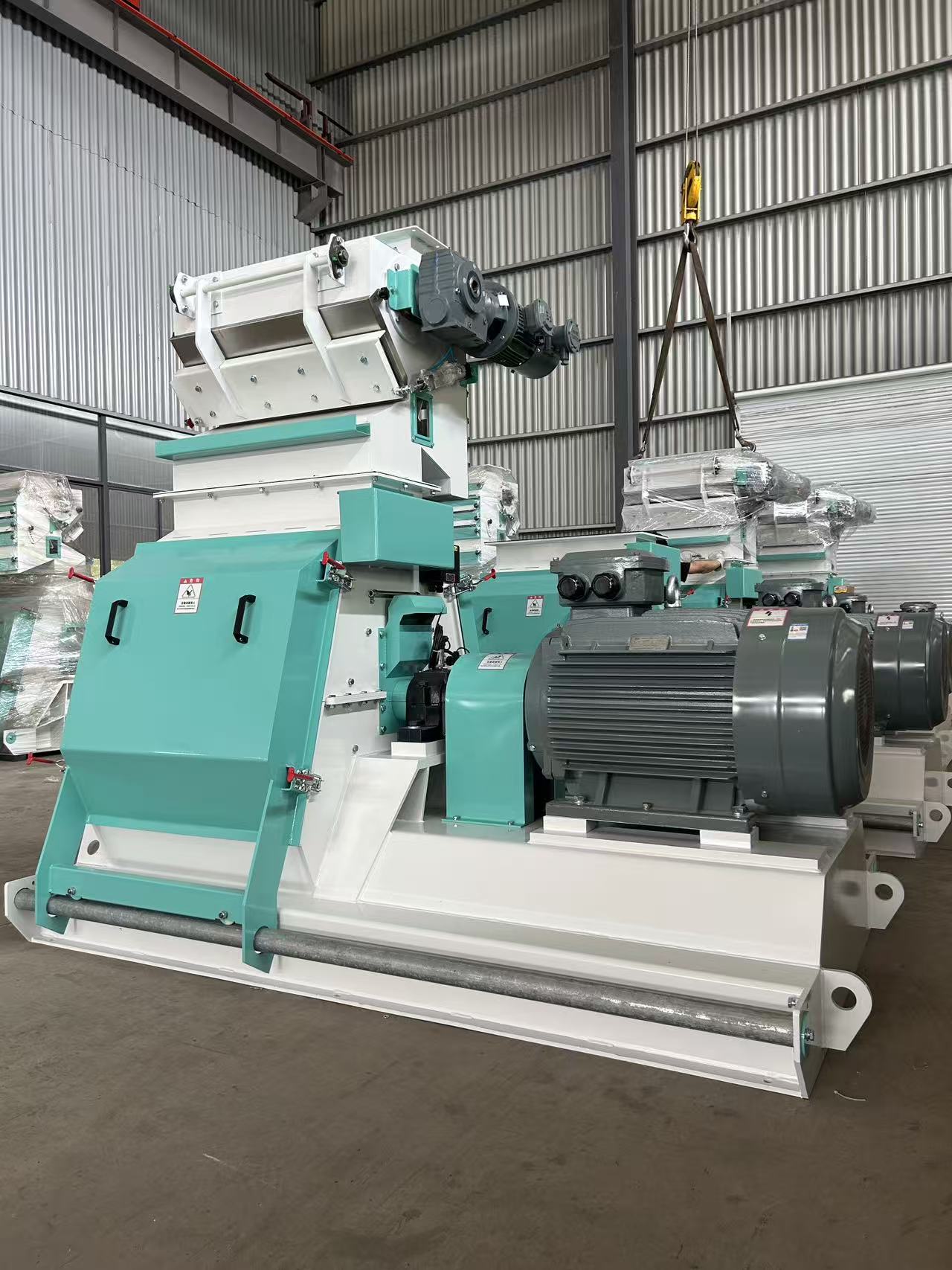 The hammer mill is equipped with a impeller feeder