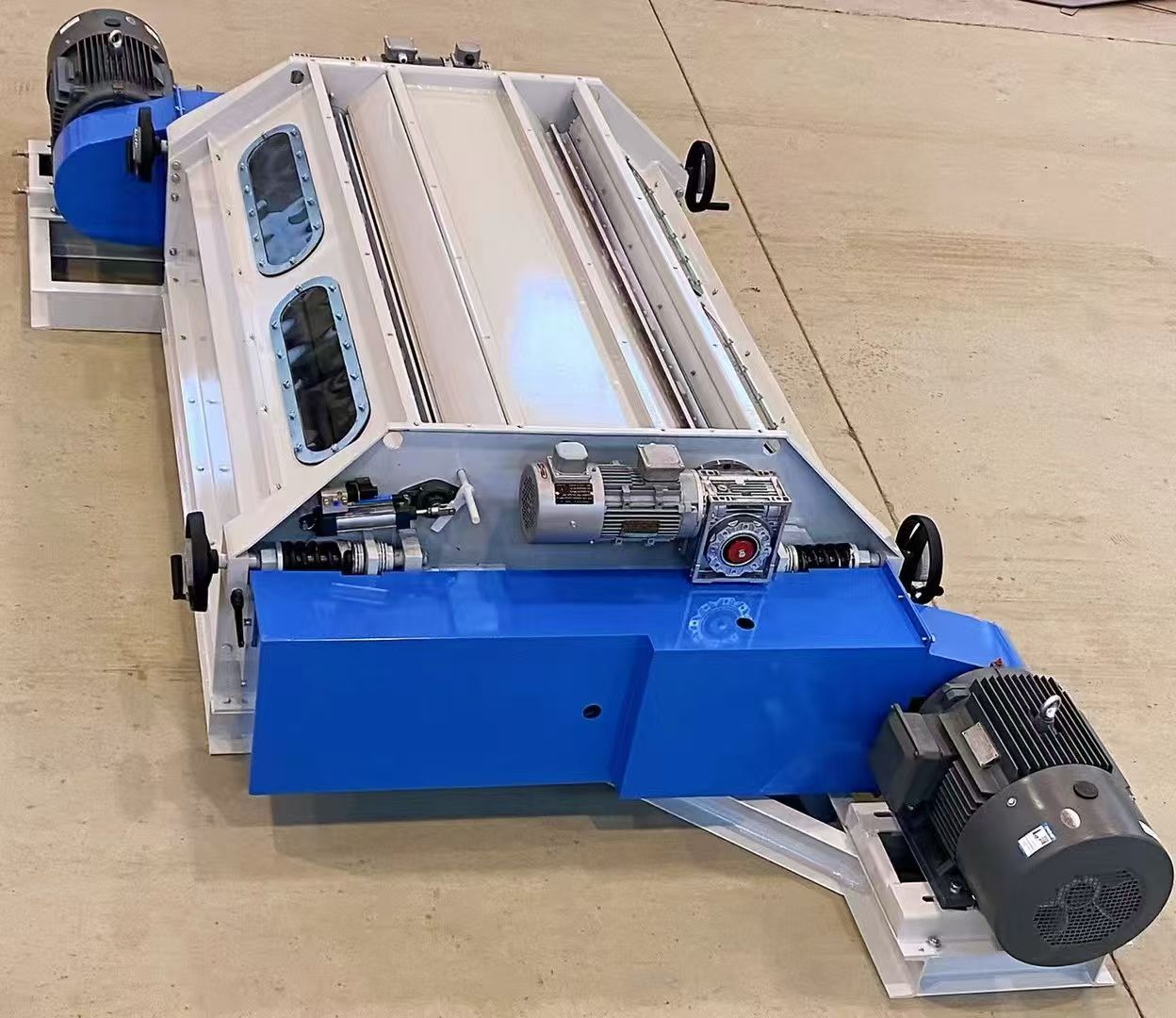 Three-roll debris machine