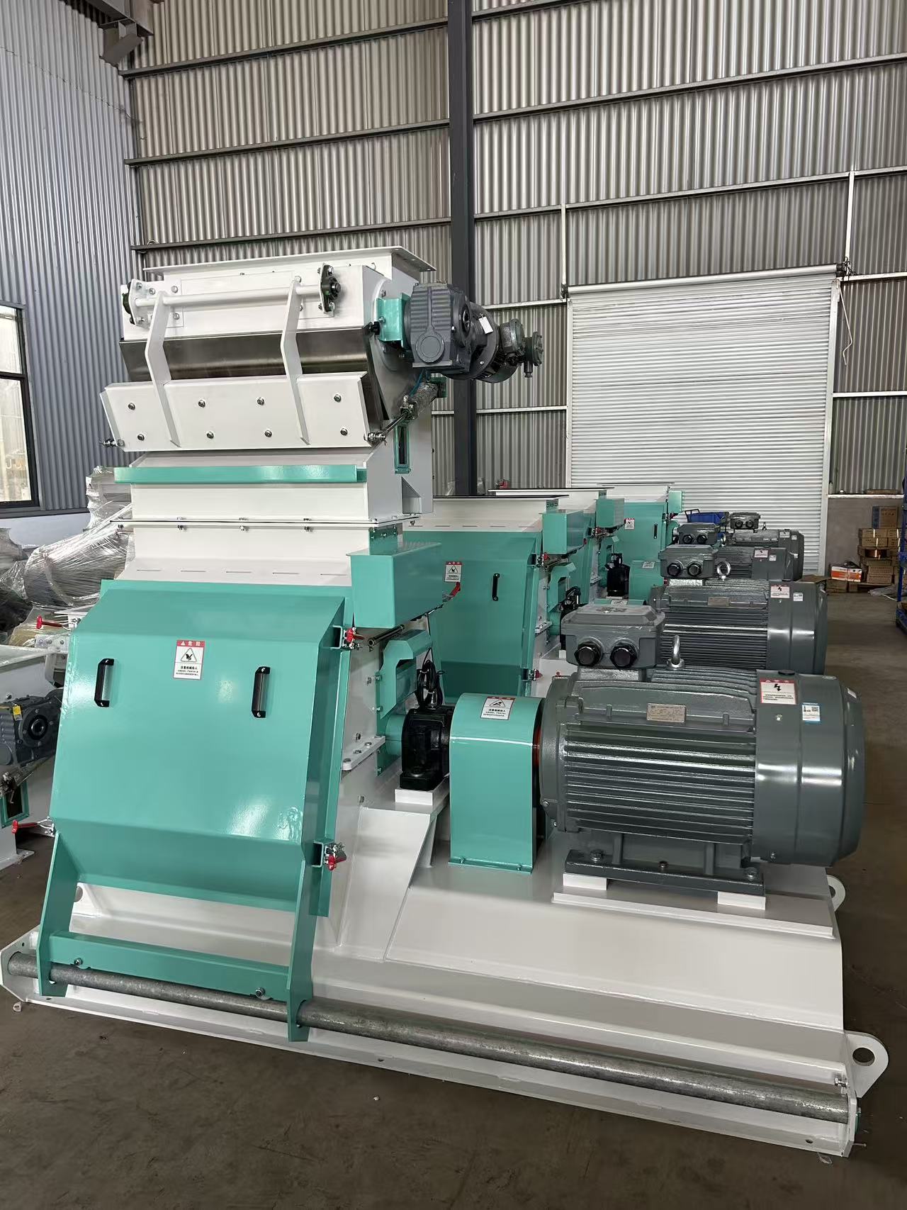 The hammer mill is equipped with a impeller feeder